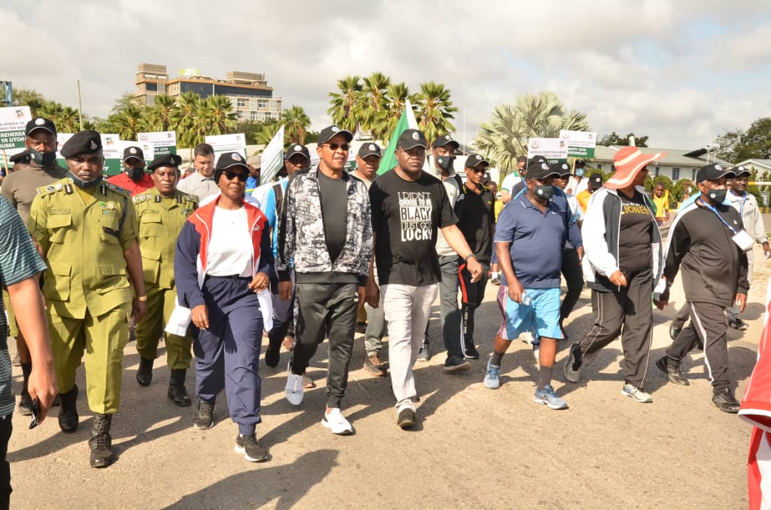 معالي السيد جاكايا كيكويت الرئيس السابق لجمهورية تنزانيا المتحدة يقود مسيرة 5 كيلومترات احتفالا بالذكرى السنوية الخامسة عشرة للمحكمة الأفريقية
