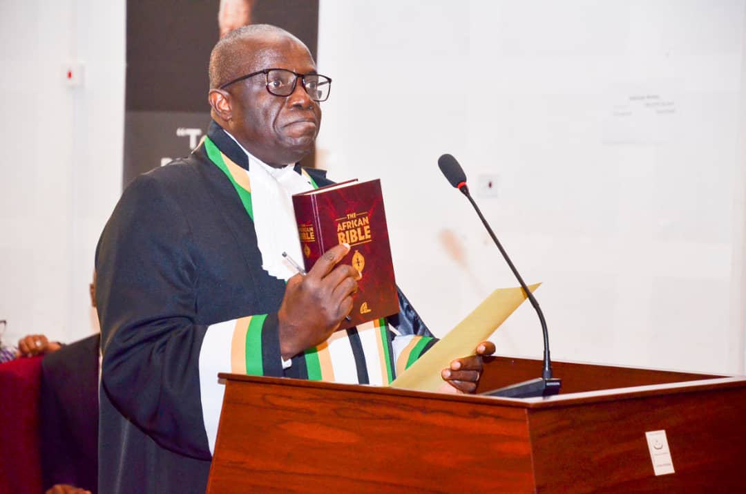 L'HONORABLE DENNIS DOMINIC ADJEI, JUGE NOUVELLEMENT ÉLU, A PRÊTÉ SERMENT DEVANT LA COUR.