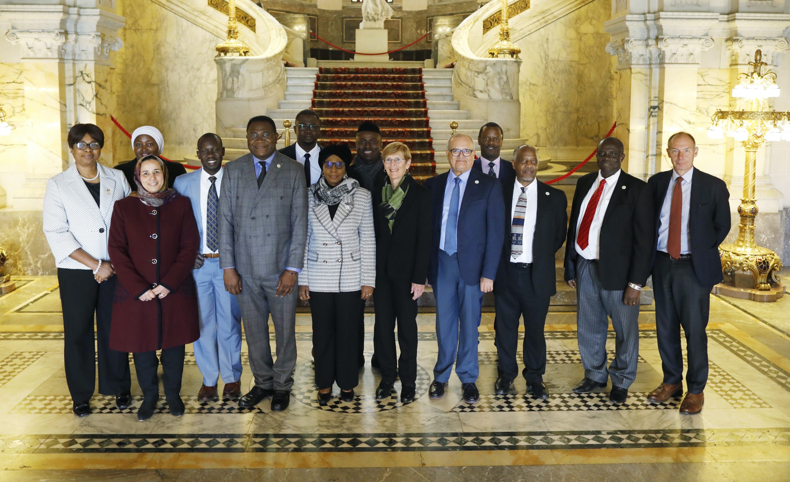 COUR AFRICAINE, JUGES ET FONCTIONNAIRES  VISITENT LA CIJ